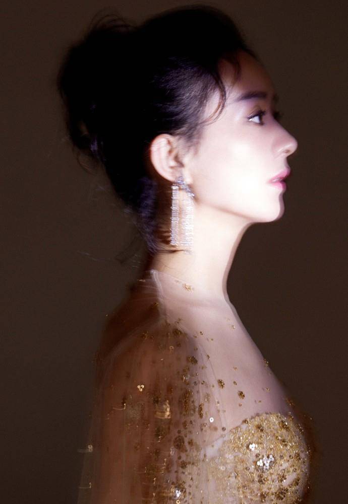 金色|32岁赵丽颖一袭金色薄纱礼服惊艳亮相芭莎慈善夜，生图太真实了