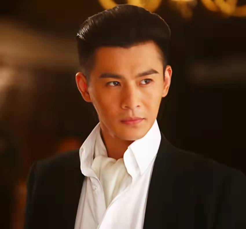 43岁乔振宇18岁旧照同现在差别不大,男神太自律