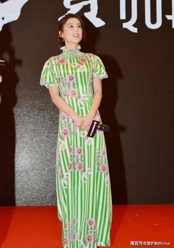 身材|黄圣依衣品真好,穿小高领气质洋气超显年轻,看不出已经奔四了