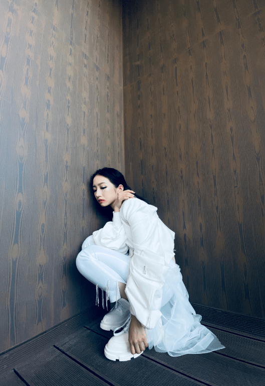 黑色|孟美岐穿搭未免太“野”，难怪招人批，这打扮谁招架得住？