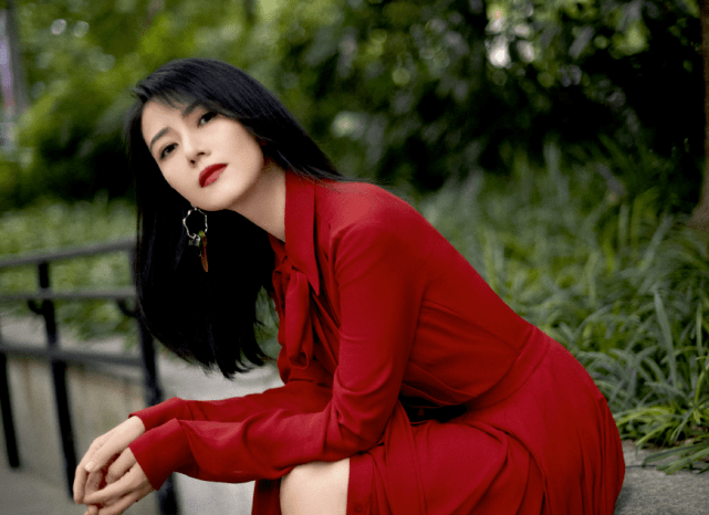 黑色|高圆圆产后身材变“肥美”，穿真丝裙无意暴露腿围，41岁太真实