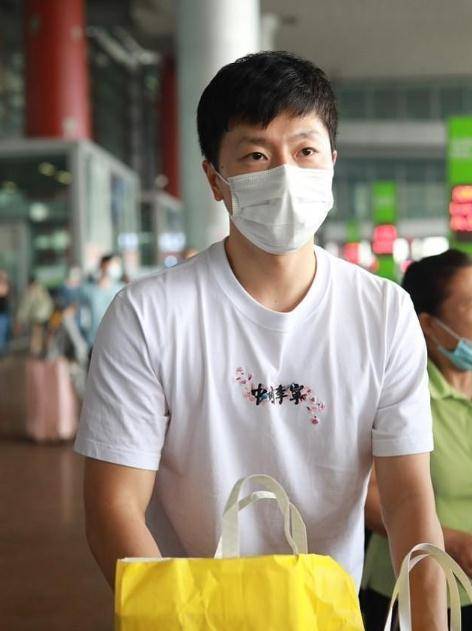 身材|马龙不愧是六边形战士，短T恤休闲帅气，难掩出众气质和健硕身材