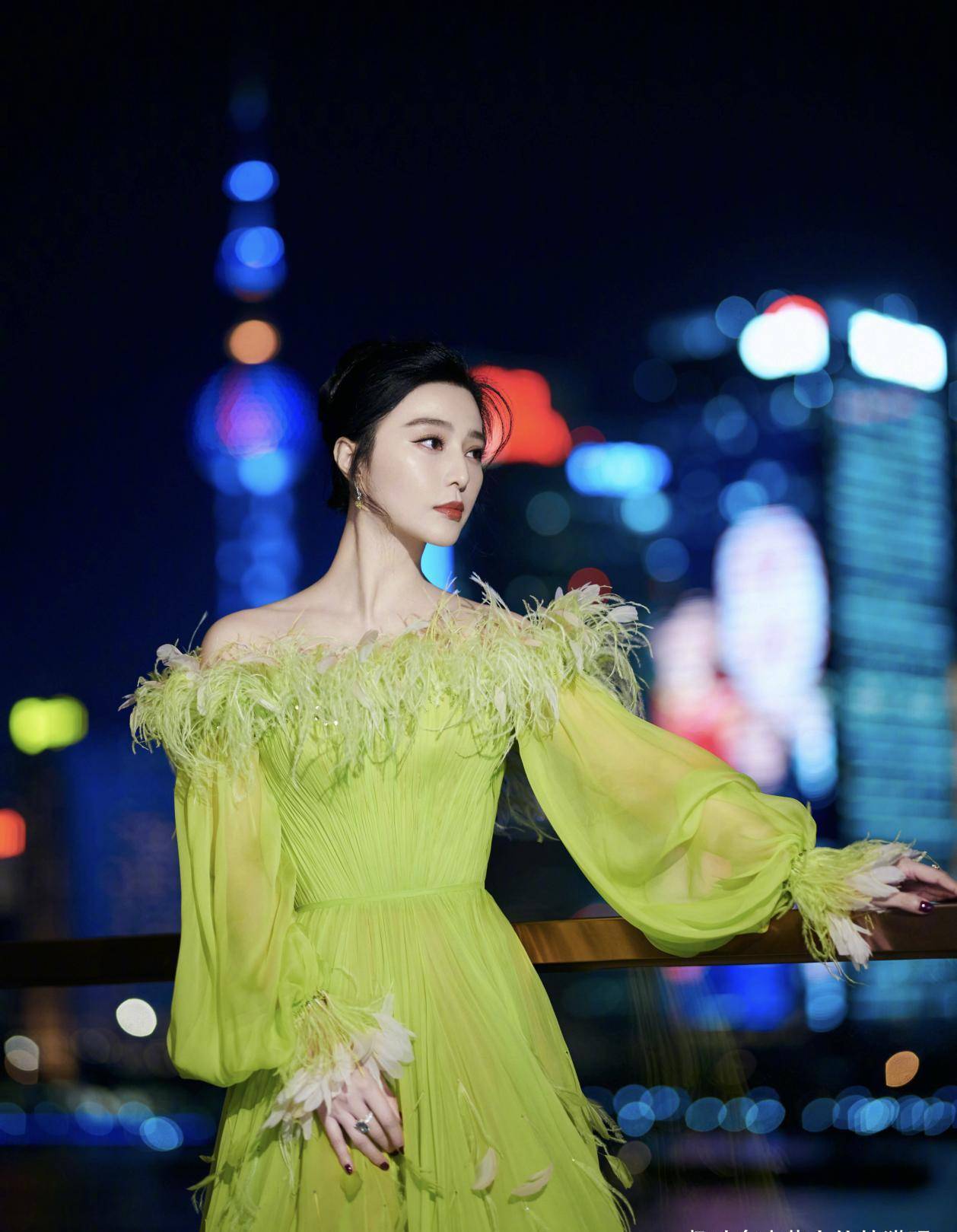 黑色|奔四的女人，少穿“花”衣服，多穿这3种颜色的衣服，减龄又显白