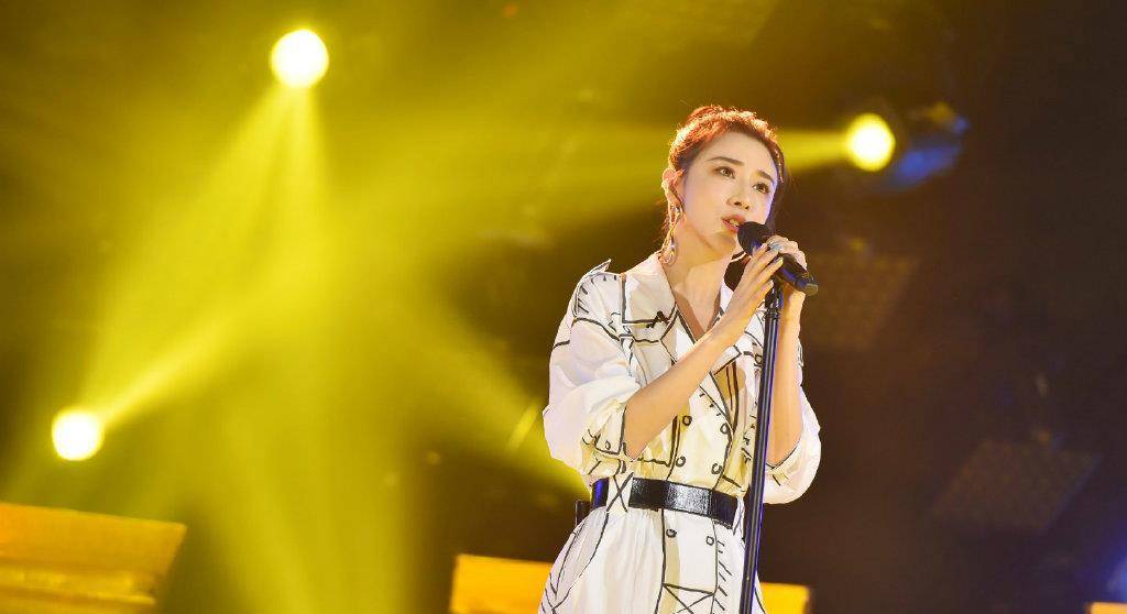 歌王|《跨界歌王》郑恺淘汰李小萌，胜之不武，而且丢掉舞台最好颜值