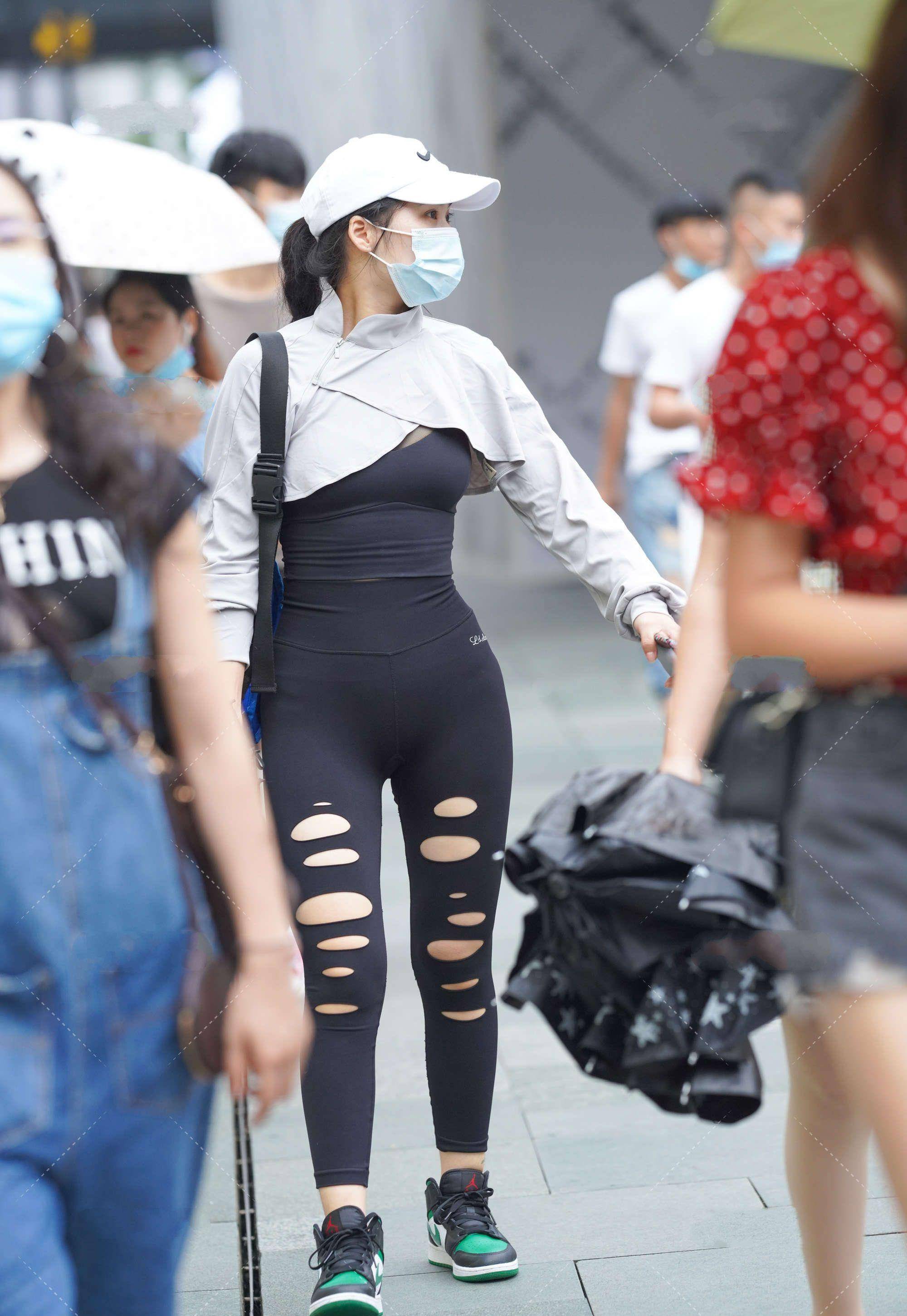 设计|破洞风味打底裤个性十足，戴上一定白色运动帽又显休闲