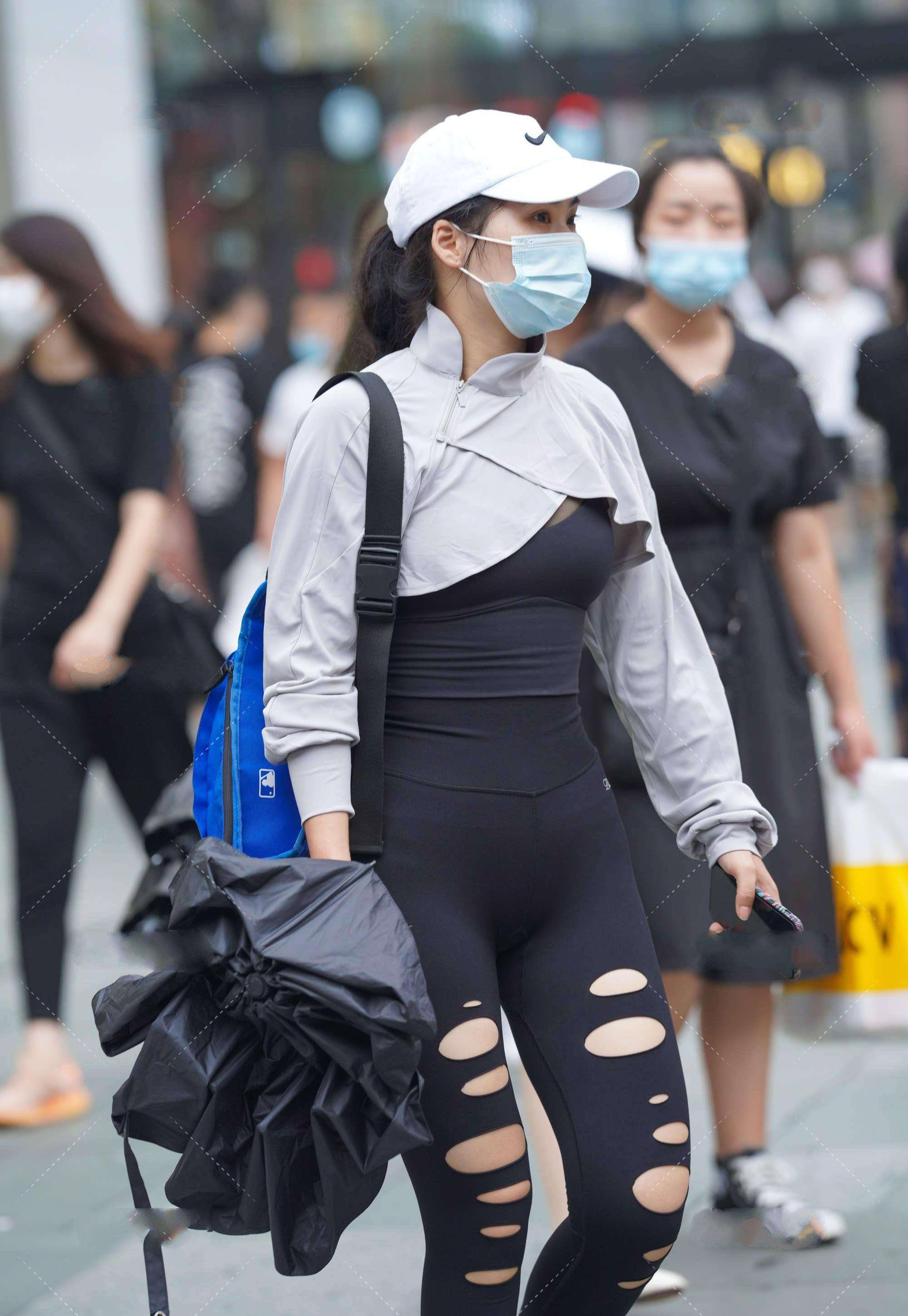 设计|破洞风味打底裤个性十足，戴上一定白色运动帽又显休闲