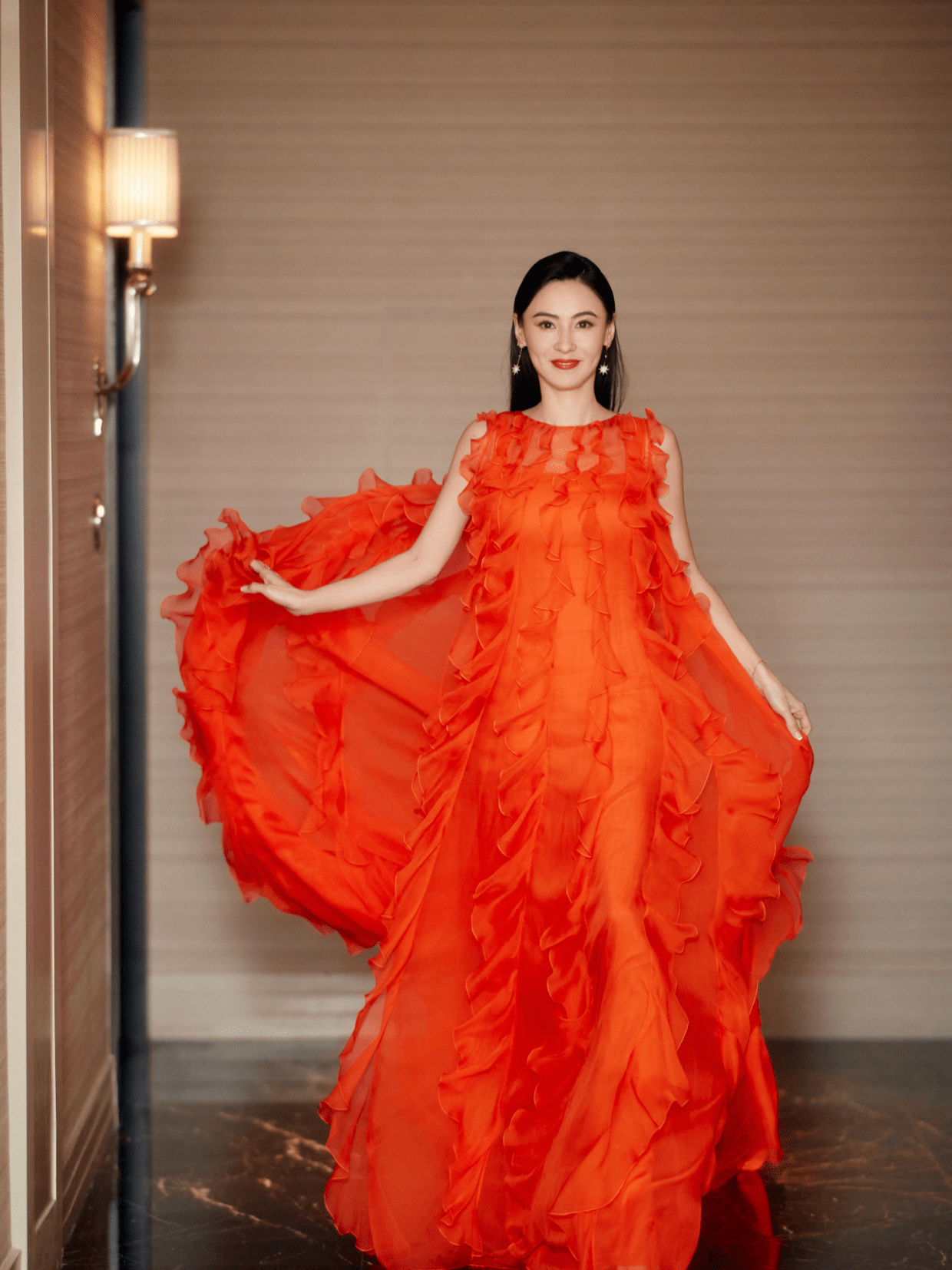 身材|张柏芝真是“辣妈圈顶流”，橘红色连衣裙时髦高级，美得让人心动
