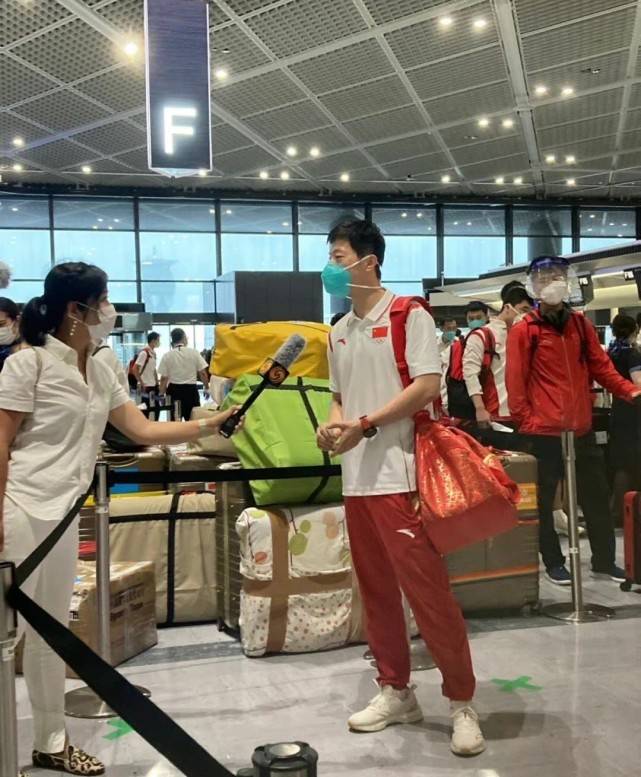 颜色|14岁全红婵高调回国！穿国货T恤红裤和姐姐们站在一起，可爱爆棚