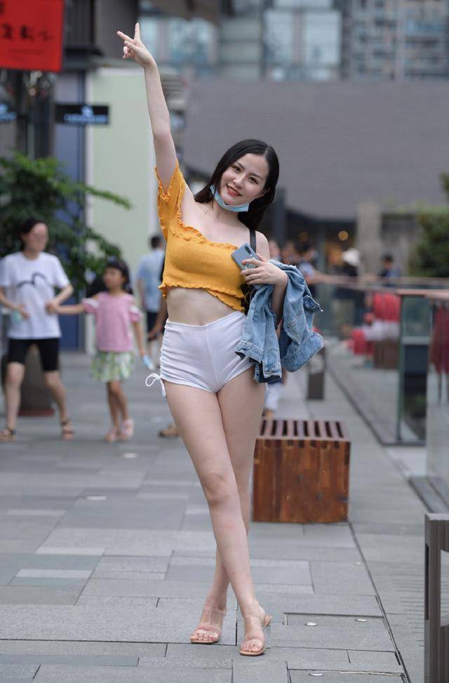 方包|纯白色露肩上衣搭配黑色喇叭裤，黑白分明，时尚迷人