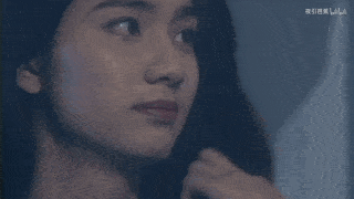 黑色|风波中洪欣独自带女儿出街，穿灰大衣+破洞裤很减龄，哪里像48岁