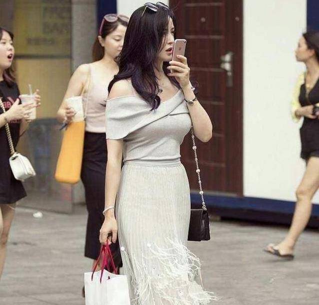 设计|美女脚上一双白色的一字带高跟鞋,走路的姿态也带着一种迷人气息