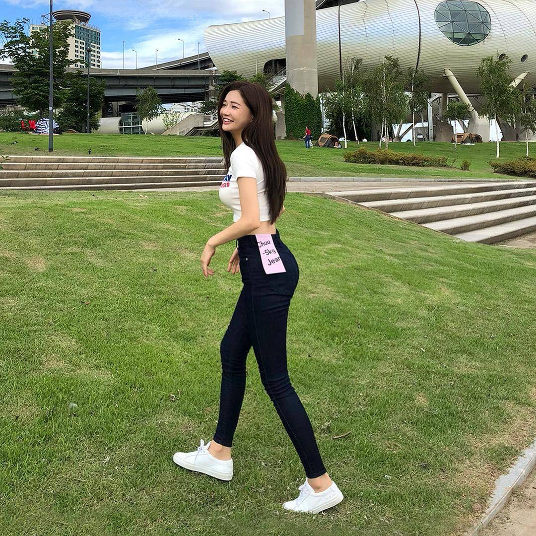 短裙|穿露脐T恤何必总配短裙，搭配裤装也能美到冒泡，吸睛还撩人