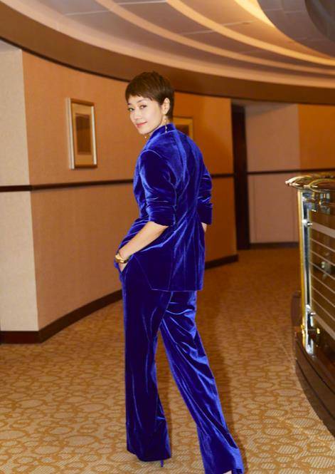 马伊琍|马伊琍穿懒人鞋参加活动真随意，拼色连衣裙搭配裤子气质更是出众