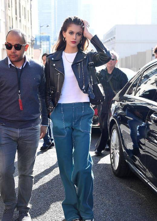 设计|嫩模凯雅·杰柏换了个新发型，穿长款杏色大衣配牛仔裤，高级洋气