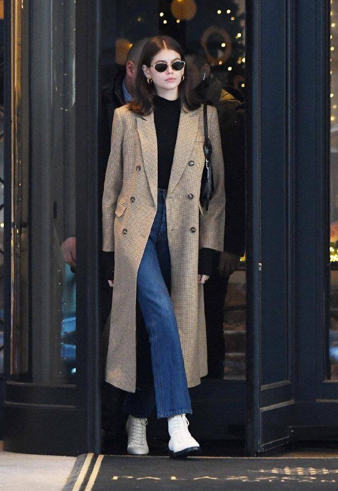 设计|嫩模凯雅·杰柏换了个新发型，穿长款杏色大衣配牛仔裤，高级洋气