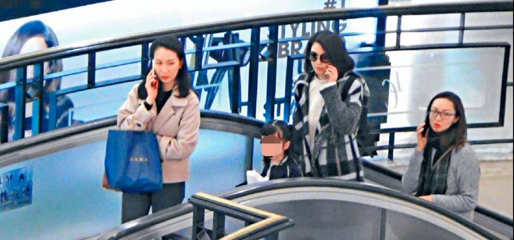 黑色|风波中洪欣独自带女儿出街，穿灰大衣+破洞裤很减龄，哪里像48岁