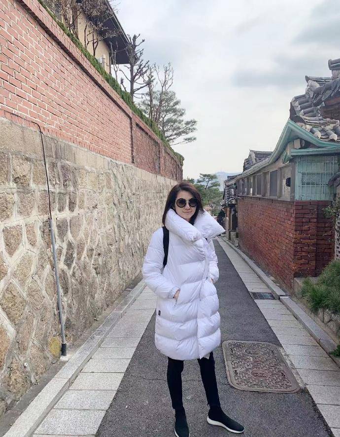 黑色|风波中洪欣独自带女儿出街，穿灰大衣+破洞裤很减龄，哪里像48岁