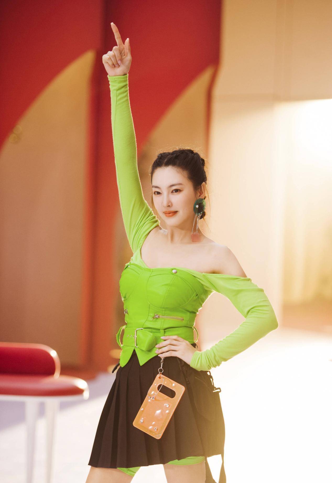 黑色|奔四的女人，少穿“花”衣服，多穿这3种颜色的衣服，减龄又显白