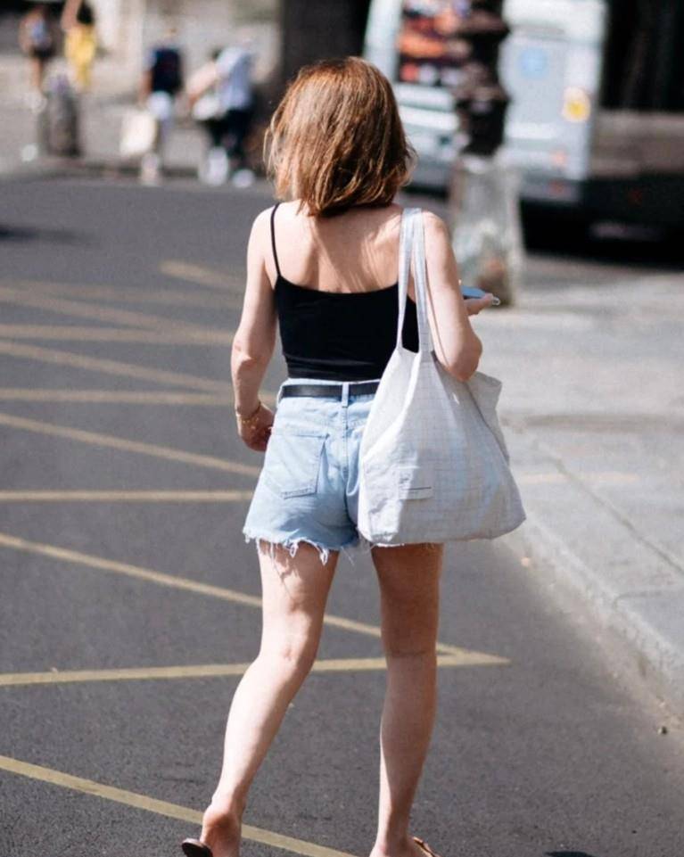 贴近生活|巴黎路人才是真时髦精，大方自然又舒适，每一套都令人赏心悦目