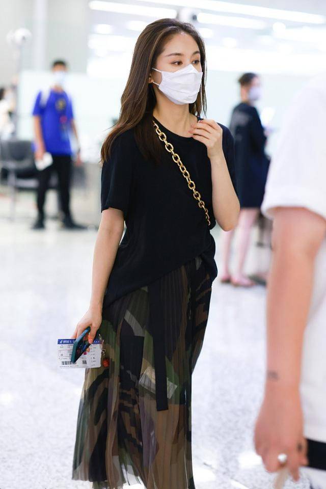 显得|王子文恋爱后气质大变，穿男友风T恤配网纱裙，温柔与妩媚并存