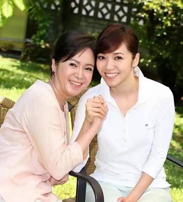 眼神外露的四白眼长相这几位女明星的眼睛好吓人哦