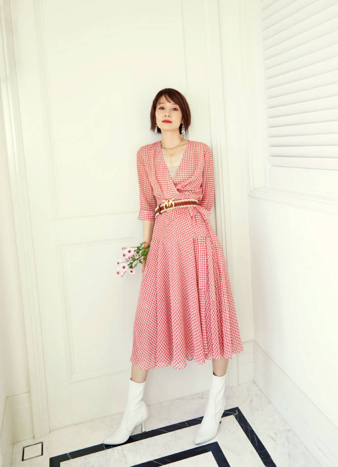 形象|张碧晨穿格纹裙太俏皮，看着不像是当妈的人，倒像是小姑娘