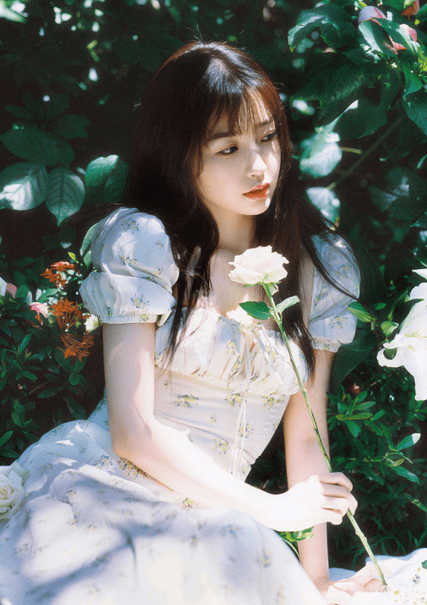 公众|虞书欣现在玩的真开心,在公众平台晒湿发大片,衣服贴身更显曲线