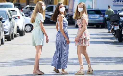 设计|西班牙王后的回眸镜头超惊艳！穿吊带裙秀强悍肌肉，大小公主变美