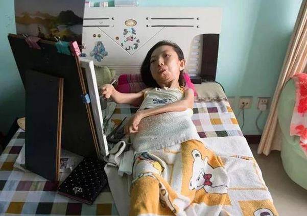 病床上的女梵高张俊莉8岁瘫痪在床自学画画34年