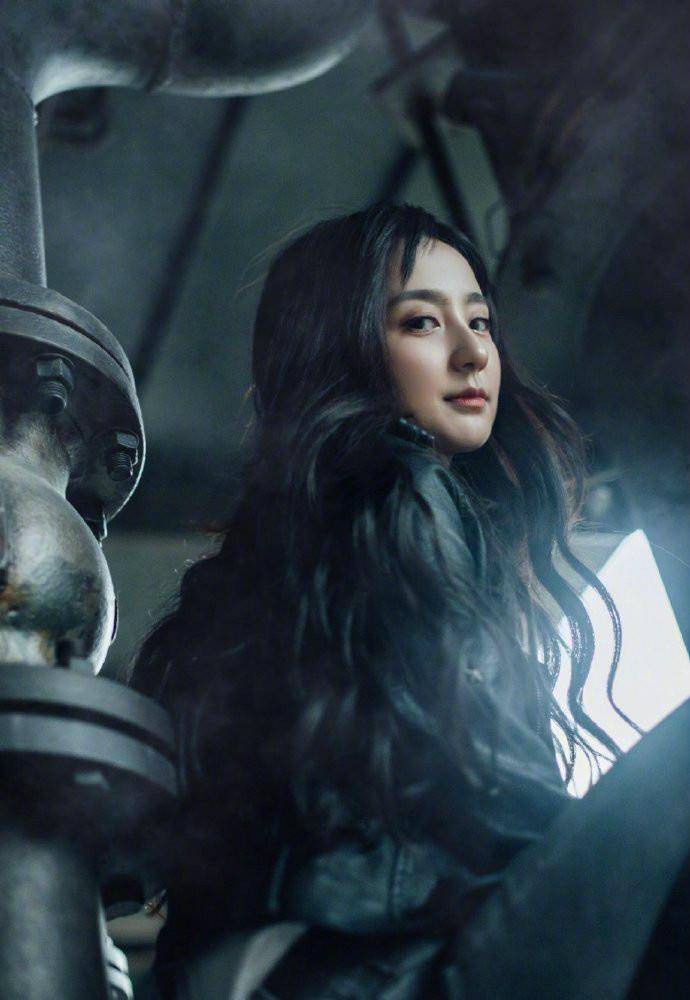 黑色|25岁许晓诺敢于“颠覆”，穿机车服玩工业风一改甜美范，厉害了