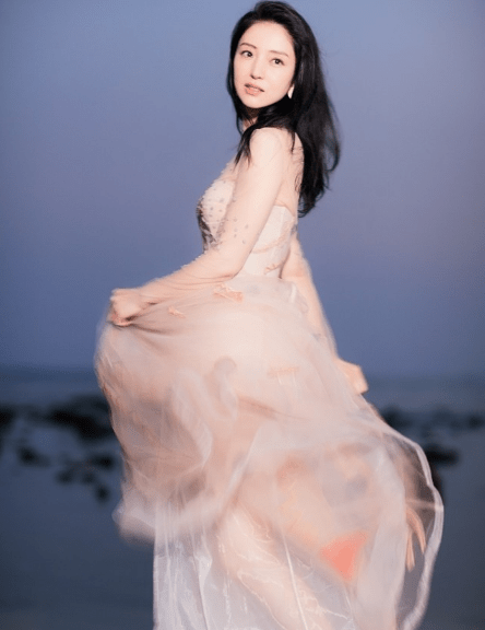 曲线|董璇越来越有女人味，穿薄纱裙秀“多肉”曲线，身材比例谁不心动