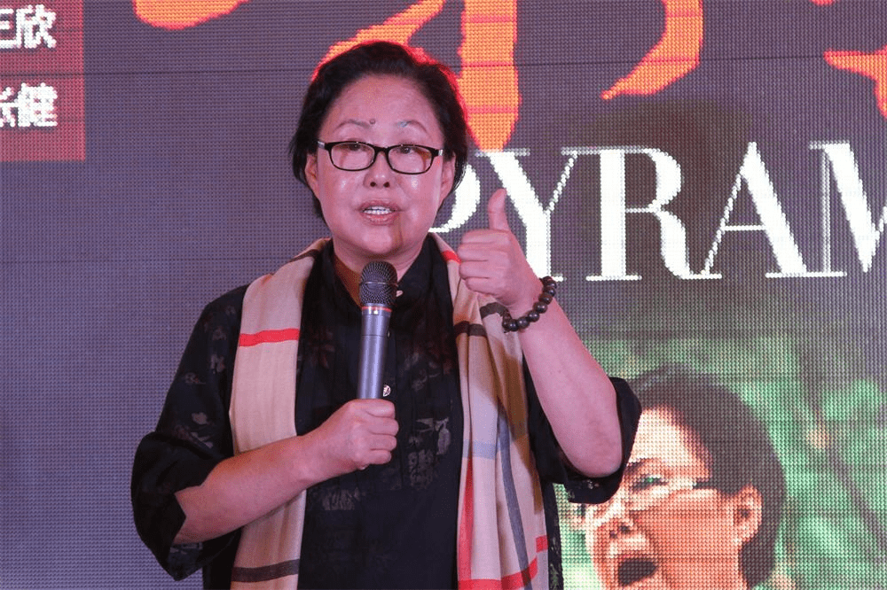 围巾|70岁斯琴高娃老得优雅,印花装配围巾雍容大气,值得奶奶辈借鉴