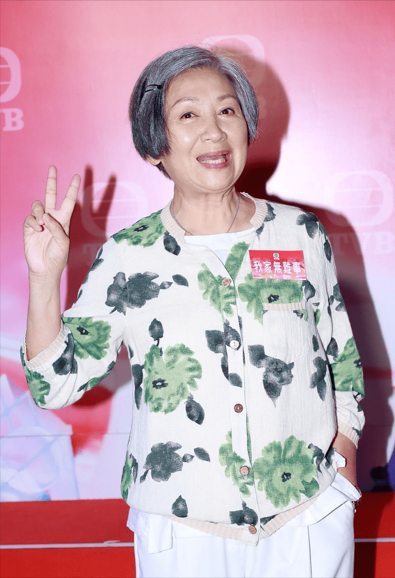 中老年|70多的鲍起静越来越真实，白发尽显却不沧桑，穿花色套装挺可爱的