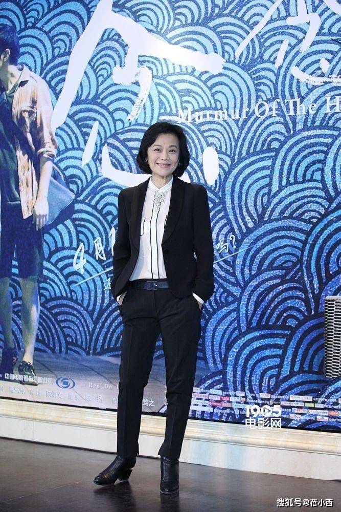活动|张艾嘉的原装五官老得真实，穿无袖上衣配牛仔裤亮相，打扮好精致