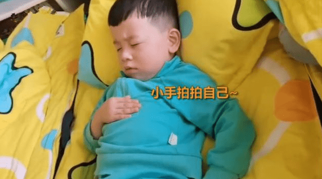 生活|幼儿园萌娃自己哄自己午睡,动作熟练得让人心疼,网友:好可爱