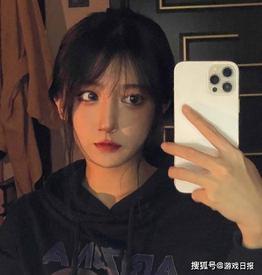 线下|LOL智勋呆妹恋情实锤？两人线下开播，教主壁咚镜头被截图