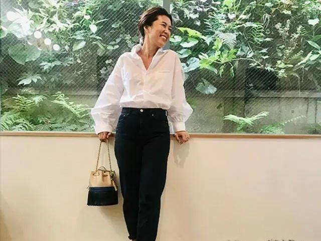 颜色|年近五十怎么穿时髦吸睛？学学大草直子的搭配，气质翻倍优雅迷人