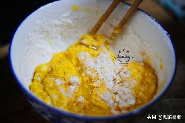 做法|披萨最简单的做法,不揉面不发面,只要10分钟,一个平底锅就搞定