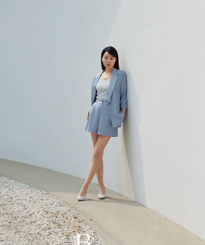耳坠|闫妮最新写真公开，完美演绎48岁女性自信魅力，看到这双腿我酸了