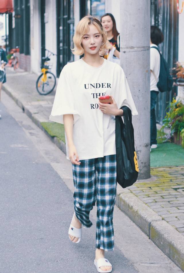 黑色|绑马尾辫的许佳琪真可爱,穿休闲装随性简单,“彩虹袜”亮了!