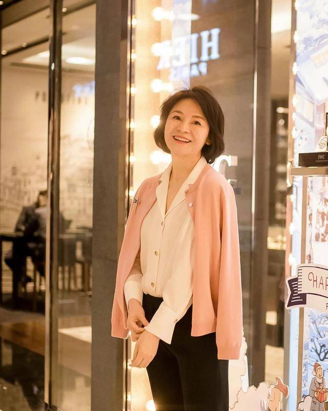 魅力|50岁妈妈辈的优雅穿搭，成熟知性更有女人味，温柔减龄不失时尚