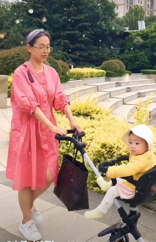 爱美|会穿多重要？57岁姥姥意外走红，爱美看娃兼顾，女儿都学的减龄搭