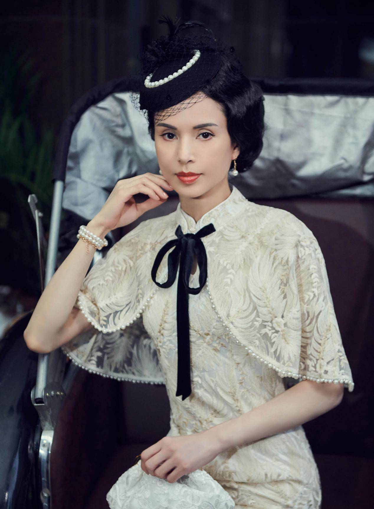 身材|被李若彤的旗袍造型惊艳到了,54岁身材依旧婀娜迷人,气质没谁了