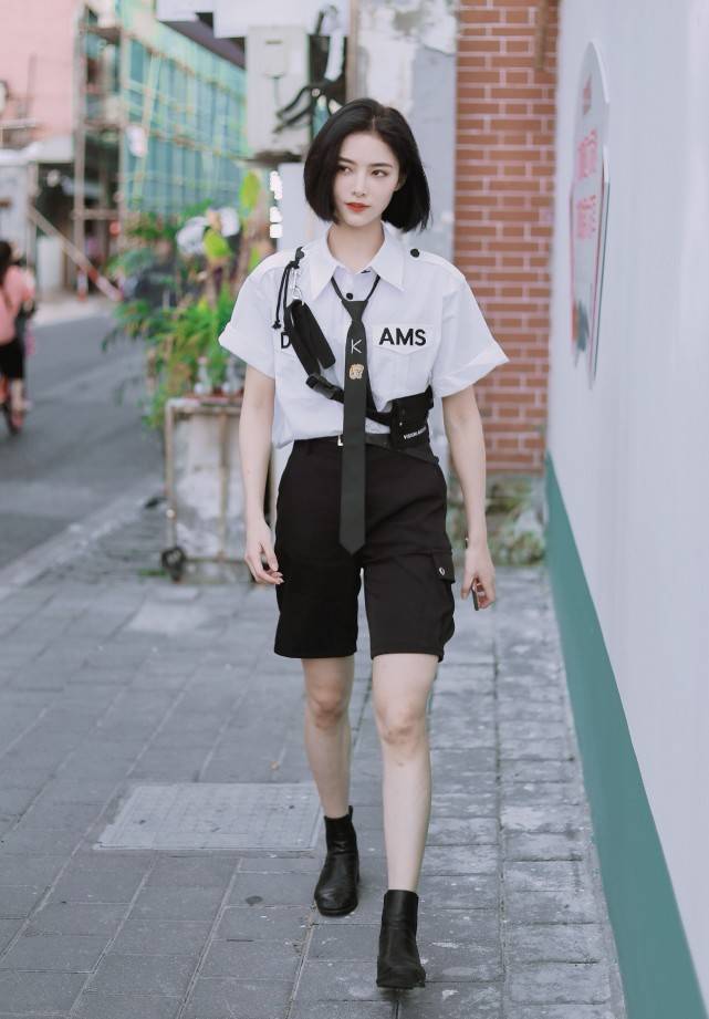 黑色|绑马尾辫的许佳琪真可爱,穿休闲装随性简单,“彩虹袜”亮了!