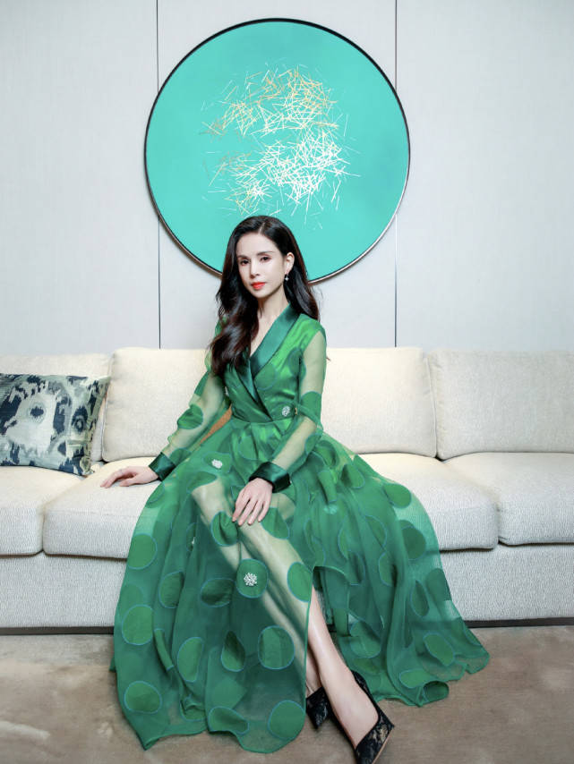 曲线|李若彤真有53岁？穿抹胸开衩裙秀S曲线，女神果然抗老