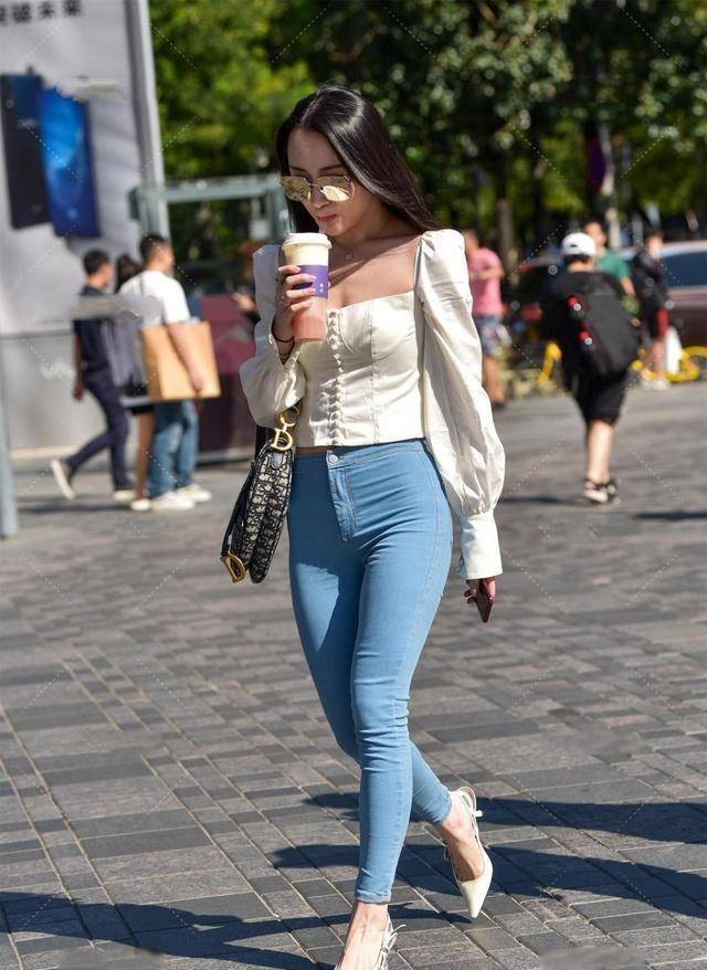 左图|身材修长的打底裤美女，秀出了俏丽大方的美，会更经典