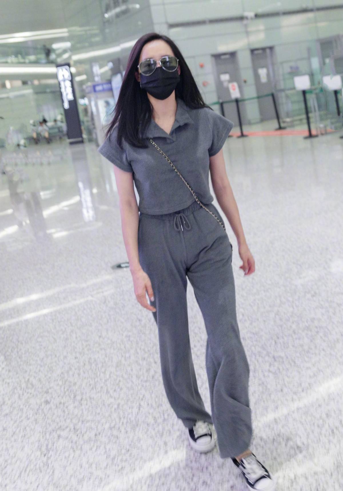 女生|倪妮庆祝33岁生日，穿灰T巧把下摆塞裤腰，穿衣时髦仍像小女生