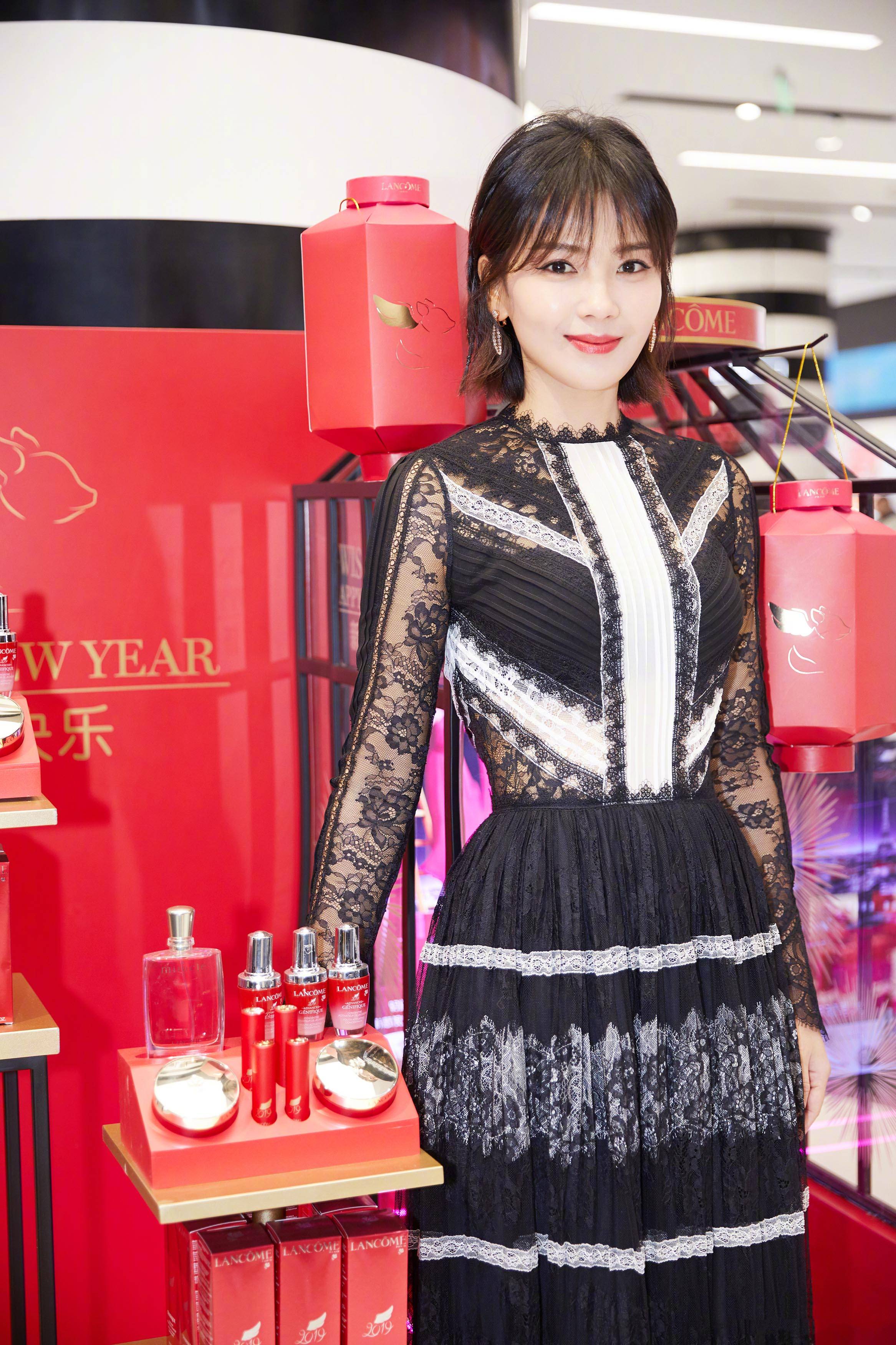 魅力|刘涛真高调，镂空蕾丝裙妩媚动人，41岁风采不减当年