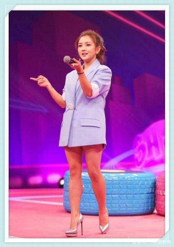 显得|何洁瘦身后好会穿，西装搭半裙显高显瘦有气质，好身材不像3娃妈