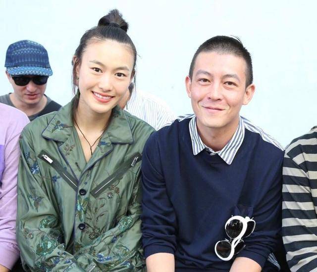 父亲|陈冠希带着女儿草地上玩耍，女儿穿着千元t恤，满头大汗头发凌乱